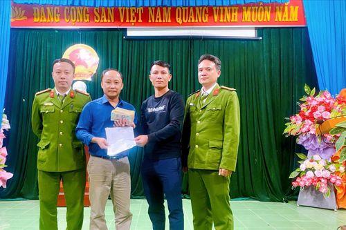 Công an xã hỗ trợ tìm và trao trả hơn 278 triệu đồng tới người chuyển khoản nhầm