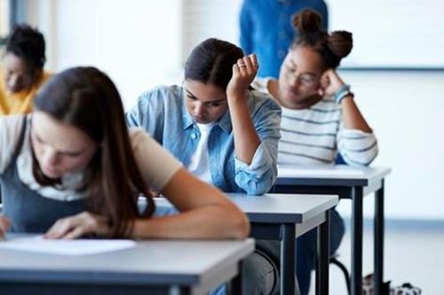 Trường ngoài công lập phải treo biển đúng tên, không được thu gộp học phí cả cấp