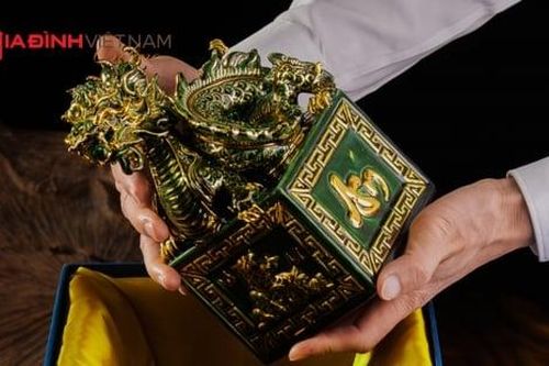 Độc đáo phiên bản quà tết 'Hoàng đế chi bảo' được làm bằng gốm mạ vàng 24k