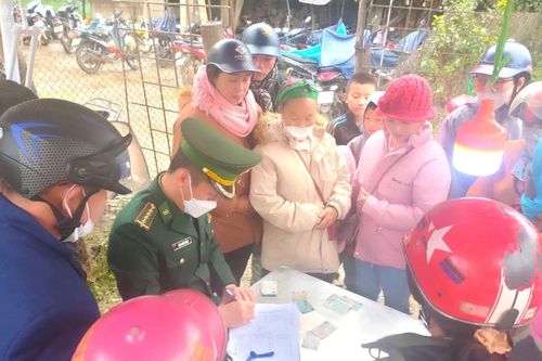 Cấp hơn 2.000 thẻ cho người dân ra vào chợ biên giới Việt - Lào