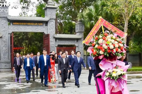 Đoàn đại biểu Hội đồng tỉnh Gyeonggi - Do (Hàn Quốc) tưởng niệm Chủ tịch Hồ Chí Minh tại Khu Di tích Kim Liên