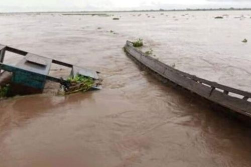 Lật thuyền chở ít nhất 100 hành khách tại Nigeria