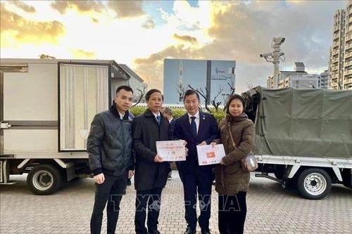 Tổng lãnh sự quán Việt Nam tại Osaka tiếp tục trao hàng hỗ trợ người dân chịu ảnh hưởng động đất