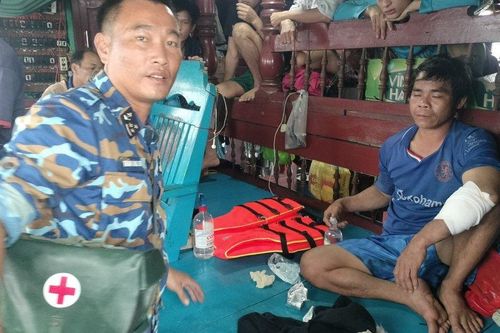 Nhà giàn DK1/21 cấp cứu ngư dân Bình Định bị cá cắn rách tay