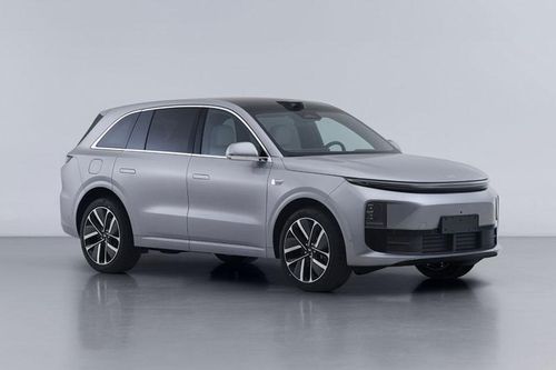 SUV dài hơn 4,9 mét, tiết kiệm nhiên liệu đáng nể, giá gần 1 tỷ đồng