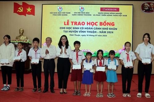 Kiên Giang: Trao 30 phần học bổng tổng 60 triệu đồng cho học sinh nghèo