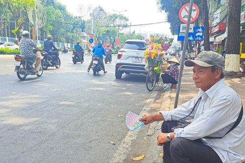 Người bán vé số muốn nhận thêm vé để tăng thu nhập