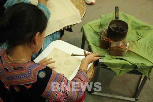 'Sáp ong - Sắc chàm' độc đáo kỹ thuật vẽ hoa văn sáp ong truyền thống