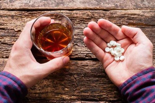 Uống rượu khi đang dùng thuốc có ảnh hưởng gì không?