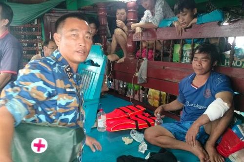 Vùng 2 Hải quân cấp cứu ngư dân bị cá cắn rách tay trên biển