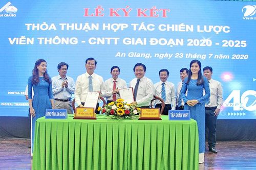 VNPT An Giang đón nhận Huân chương Lao động hạng Nhất