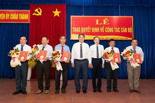 Ban Thường vụ Huyện ủy Châu Thành trao quyết định công tác cán bộ