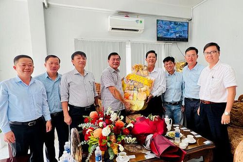 Chủ tịch UBND TP. Long Xuyên Đinh Văn Bảo thăm, chúc Tết các doanh nghiệp trên địa bàn