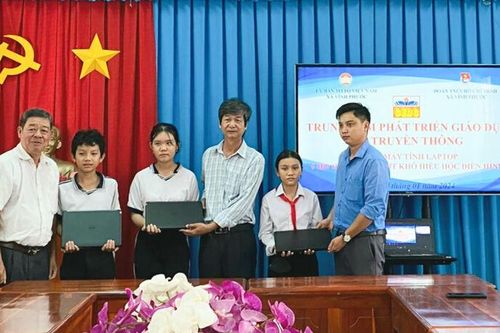 Trao học bổng và máy tính cho học sinh xã Vĩnh Phước