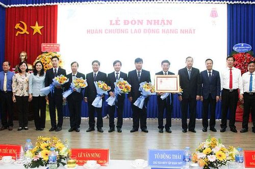 VNPT An Giang đón nhận Huân chương Lao động hạng Nhất