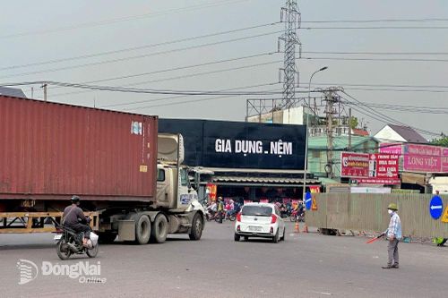 Sẽ xử lý đơn vị thi công nếu để mất an toàn giao thông tại vòng xoay Cổng 11