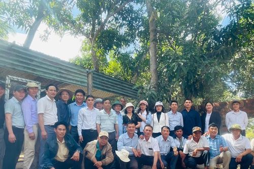 90 nông dân huyện Chư Păh tham quan mô hình nuôi trùn quế