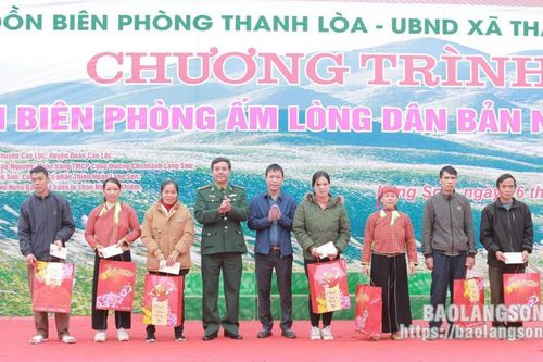 Tặng quà trị giá khoảng 200 triệu đồng tại Chương trình 'Xuân Biên phòng – Ấm lòng dân bản' năm 2024