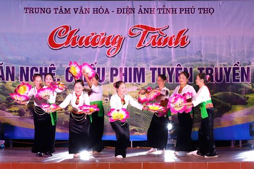 Giao lưu văn nghệ và chiếu phim tuyên truyền tại xã Lai Đồng