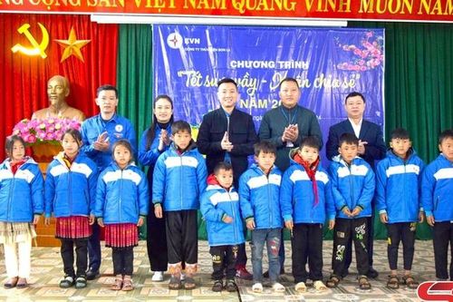 Chương trình 'Tết sum vầy - xuân sẻ chia' tại xã Chiềng Công