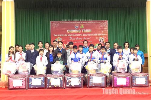 Trao quà Tết và hỗ trợ xây dựng Ngôi nhà khăn quàng đỏ cho học sinh nghèo xã Yên Thuận
