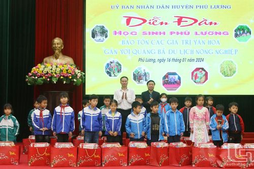 Trao 400 suất quà cho học sinh dân tộc thiểu số
