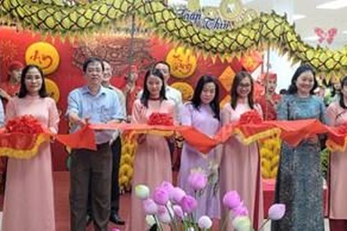 Khai mạc không gian trưng bày, giới thiệu sản phẩm và trình diễn nghề truyền thống Huế
