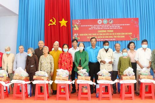 Phật giáo Q.8 tổ chức chương trình khám bệnh, phát thuốc miễn phí và trao quà Tết tại Tiền Giang