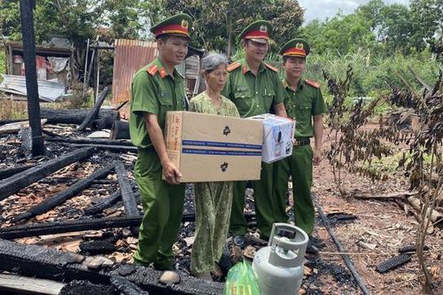 Gần dân, sát dân, bám cơ sở giữ vững an ninh buôn làng