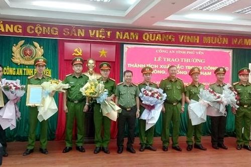 Khen thưởng một số đơn vị Công an khám phá vụ mua bán dầu nhớt giả ở Phú Yên