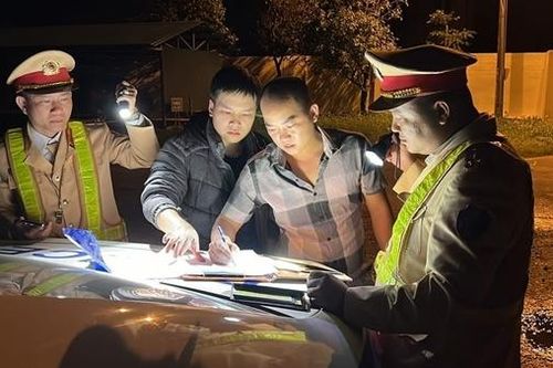 Bắt giữ xe ô tô vận chuyển 5 tấn đường kính không rõ nguồn gốc