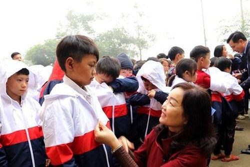 Hội đồng nhân dân tỉnh Lào Cai trao hơn 1.500 áo ấm cho học sinh bán trú ở huyện biên giới Bát Xát