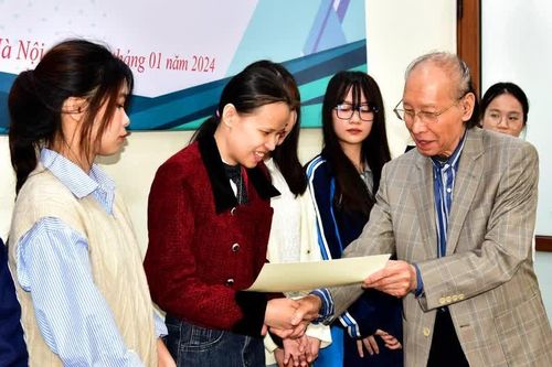 Quỹ Khuyến học Việt Nam trao 50 suất học bổng Nguyễn Trường Tộ tặng sinh viên vượt khó, hiếu học