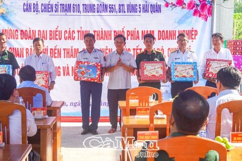 Thăm và chúc Tết quân, dân trên đảo Thổ Chu