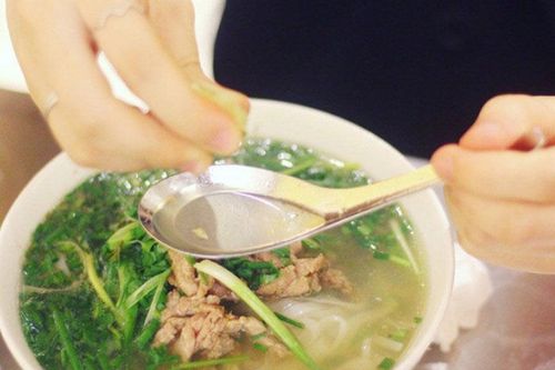 Ăn phở bò có nên vắt chanh?