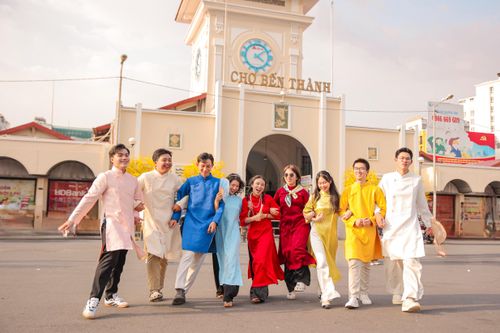TP.HCM: Nam thanh nữ tú thướt tha áo dài, 'mang' Tết xuống phố