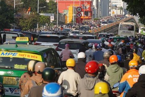 Cửa ngõ sân bay Tân Sơn Nhất kẹt cứng những ngày cuối năm