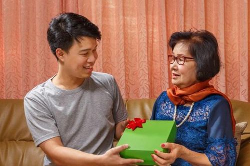 Yêu 3 năm toàn 'tay không bắt giặc', bỗng dưng sáng mùng 1 bạn trai khiến cả nhà vợ tương lai choáng váng vì quà Tết