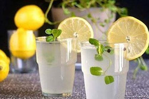 7 tác dụng phụ của việc uống nước chanh ấm khi bụng đói