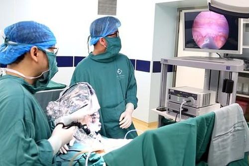 Phẫu thuật nội soi một lỗ cắt ruột thừa thành công cho bệnh nhi 7 tuổi