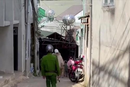 Khám nghiệm hiện trường căn nhà có 1 người chết, 1 người nguy kịch