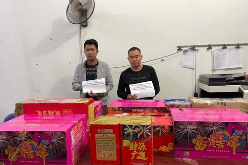 Bắt 2 đối tượng buôn bán hơn 1 tạ pháo nổ