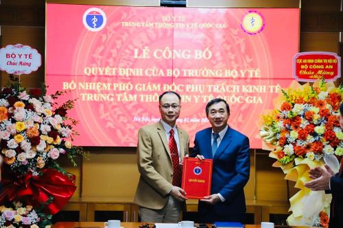 Thứ trưởng Trần Văn Thuấn trao quyết định bổ nhiệm Phó Giám đốc Trung tâm Thông tin y tế Quốc gia