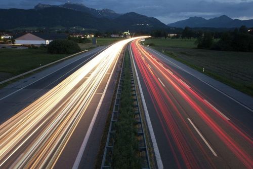 Đường cao tốc dài 13.000km, gần như không giới hạn tốc độ, không trạm thu phí