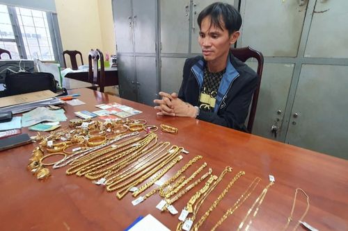 'Siêu trộm' đột nhập tiệm vàng cuỗm hàng chục cây vàng 'sa lưới'