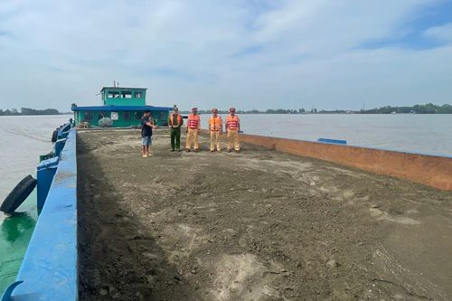 Bắt 6 phương tiện thủy vận chuyển 2.678m3 cát biển trên sông Tiền