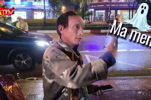 Bác thợ xây say rượu 'quên lối về' được Cảnh sát giao thông gọi gia đình đến đón