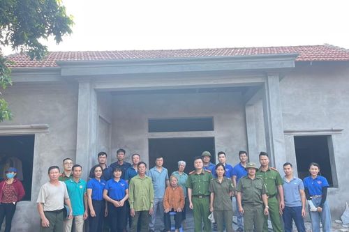 Công an xã Tòng Bạt cùng các đơn vị chung tay xây nhà tình nghĩa cho cụ bà 96 tuổi