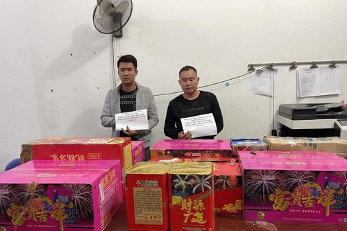 Thu giữ hơn 1 tạ pháo trên 2 ô tô đầu kéo