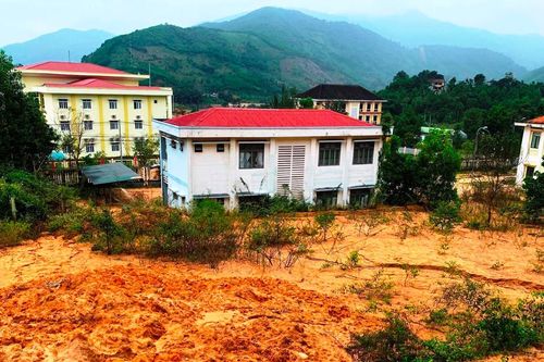 Sơn Tây (Quảng Ngãi): Sạt lở đất đá đe dọa trụ sở hành chính